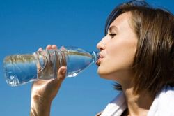 Dấu hiệu cảnh báo ngộ độc khi uống quá nhiều nước