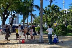 Người dân đổ về hai bờ sông Hàn xem khai mạc Lễ hội pháo hoa quốc tế Đà Nẵng