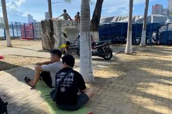 Người dân đổ về hai bờ sông Hàn xem khai mạc Lễ hội pháo hoa quốc tế Đà Nẵng