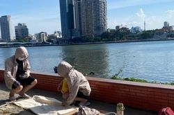 Người dân đổ về hai bờ sông Hàn xem khai mạc Lễ hội pháo hoa quốc tế Đà Nẵng