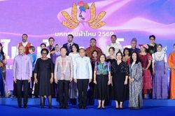 Lụa Thái bước ra thế giới qua sàn diễn của các Đại sứ