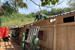 Giông lốc xảy ra ở địa bàn biên giới, các đơn vị huy động cán bộ, chiến sĩ giúp dân khắc phục hậu quả