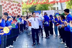 Thí sinh phấn khởi kết thúc ngày đầu tiên kỳ thi vào lớp 10 tại Hà Nội