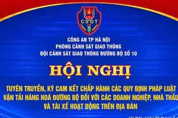 Đội CSGT số 10 Hà Nội tuyên truyền, ký cam kết chấp hành luật giao thông với các đơn vị vận tải