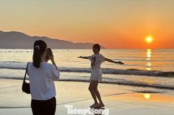 Giới trẻ nô nức đến biển Đà Nẵng ngắm bình minh ló dạng