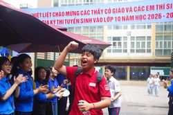 Rạng rỡ nụ cười sau bài thi Ngữ Văn lớp 10 ở Hà Nội