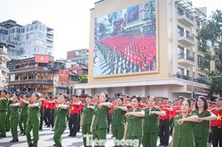 8.000 người xuống phố cùng Công an Hà Nội 'phủ xanh' không gian mạng