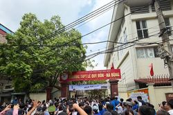Thi Ngoại Ngữ lớp 10 ở Hà Nội: Thêm thí sinh vi phạm mang điện thoại, hơn 400 em vắng mặt