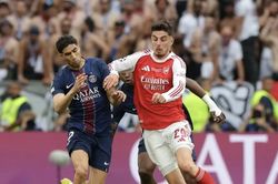 Trực tiếp chung kết C1 PSG vs Arsenal 0-1 (H2): Thẻ vàng cho Saka