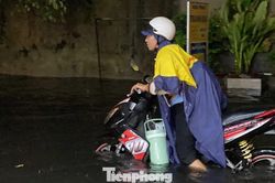 Mưa xối xả, nhiều tuyến đường TPHCM ngập sâu, xe chết máy la liệt
