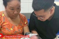 Bé sơ sinh còn nguyên dây rốn được phát hiện trước cổng chùa