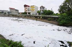 Nước kênh đen đặc, nổi bọt trắng bay cả vào nhà dân ở Bắc Ninh
