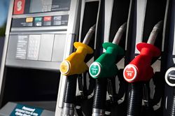 Từ E10 lên E20: Vì sao người Thái sẵn sàng đổ xăng pha 20% cồn?
