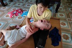 Con mắc bại não suốt 16 năm, người phụ nữ nghèo chỉ mong nghe tiếng gọi 'Mẹ ơi'