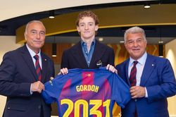 Anthony Gordon bảnh bao ra mắt màu mới Barcelona