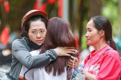 Con vào phòng thi lớp 10, mẹ vẫn thấp thỏm bên ngoài trông ngóng