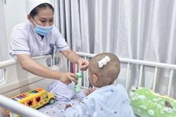 Công an tìm 5 người thân liên quan vụ bé trai 2 tuổi bị bạo hành