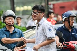 Nam sinh thi lớp 10: 'Bố đừng lo, con chắc chắn làm bài tốt'