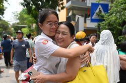 Hình ảnh sĩ tử rạng rỡ, bật khóc trong vòng tay mẹ sau môn thi Văn lớp 10 Hà Nội
