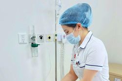 Thức khuya, l&agrave;m việc xuy&ecirc;n đ&ecirc;m: Nhiều người trẻ ngỡ ng&agrave;ng d&iacute;nh 'bệnh người gi&agrave;'