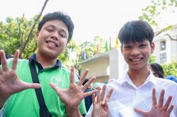 Sĩ tử ăn mừng, dự kiến điểm Tiếng Anh đạt 9,5 trở lên
