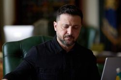 Ba Lan chỉ tr&iacute;ch động th&aacute;i của Ukraine, muốn tước hu&acirc;n chương của &ocirc;ng Zelensky