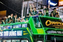 Công Phượng cùng Đồng Nai diễu hành mừng thăng hạng V-League