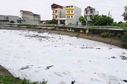 Nước kênh đen đặc, nổi bọt trắng bay cả vào nhà: UBND tỉnh chỉ đạo xử lý dứt điểm
