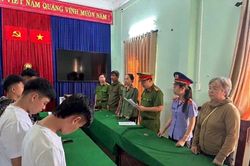 Thi hành Lệnh bắt bị can để tạm giam các bị can trong vụ án 'Mua bán trái phép chất ma túy'