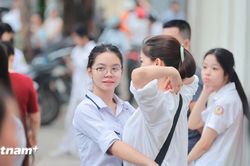 Kỳ thi vào 10: Thí sinh bắt đầu làm bài thi đầu tiên, môn Ngữ văn