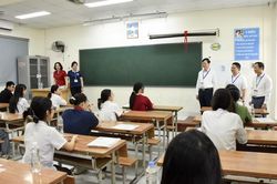 Kiểm tra điểm thi, động viên thí sinh dự kỳ thi tuyển sinh lớp 10 tại Hà Nội