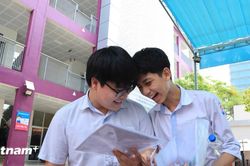 Thi vào 10: Thí sinh tươi cười sau bài thi Ngữ văn 'dễ thở'