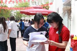 Sỹ tử Hà Nội rạng rỡ rời phòng thi môn Văn: Đề vừa sức, dễ đạt điểm từ 7-8