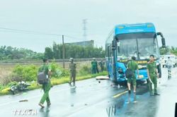 Cần Thơ: Ôtô khách va chạm 3 xe máy khiến 4 người thương vong