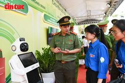 Nhiều trải nghiệm hấp dẫn tại ngày hội 'Tổ quốc bình yên' ở Hồ Gươm