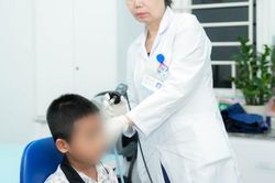 Đi bơi mùa hè nhiều trẻ nhập viện vì viêm tai, bác sĩ khuyên cha mẹ nên tránh điều này