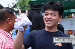 Thí sinh rạng rỡ sau giờ thi môn Ngữ văn vào lớp 10, tự tin 8-8,5 điểm