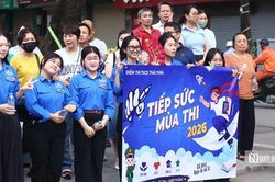 Từ cổng trường thi vào lớp 10: Sắc xanh tình nguyện tiếp sức mùa thi
