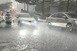 Miền Bắc đón mưa dông sầm sập trước khi bước vào đợt nóng 'bùng nổ', cảnh báo thời tiết cực đoan