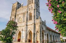 Khám phá Thánh đường Gothic 130 năm tuổi, nơi lưu giữ cuốn sách chữ Quốc ngữ đầu tiên tại Việt Nam