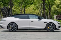 Xe sedan công suất 925 mã lực, thiết kế bắt mắt, giá hơn 700 triệu đồng