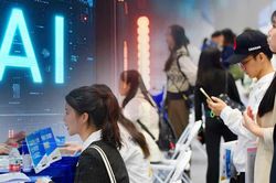 Sinh viên mới tốt nghiệp chật vật tìm việc làm tại các trung tâm tài chính châu Á vì AI