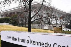 Thẩm phán Mỹ ra lệnh xóa tên ông Trump trong biển tên, đình chỉ kế hoạch cải tạo Trung tâm Kennedy
