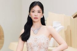 'Chị đẹp' Song Hye Kyo hiếm hoi diện váy xuyên thấu hở bạo