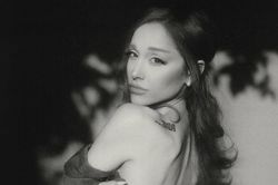 Truyền thông quốc tế nói gì về đĩa đơn mới của Ariana Grande?