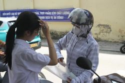 Thi vào lớp 10 ở Hà Nội: Thí sinh bắt đầu làm bài thi môn Ngoại ngữ