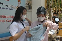 Thi vào lớp 10 ở Hà Nội: Thí sinh bắt đầu làm bài thi môn Ngoại ngữ