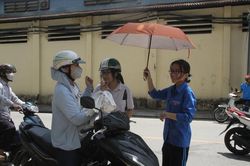Thi vào lớp 10 ở Hà Nội: Thí sinh bắt đầu làm bài thi môn Ngoại ngữ