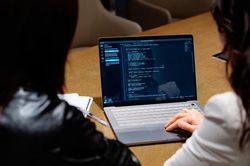 AI bùng nổ, tương lai của lập trình viên có thể không còn nằm ở việc viết code