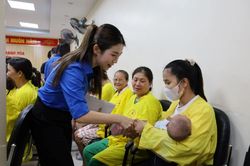 Mang Tết Thiếu nhi đến với bệnh nhi có hoàn cảnh khó khăn